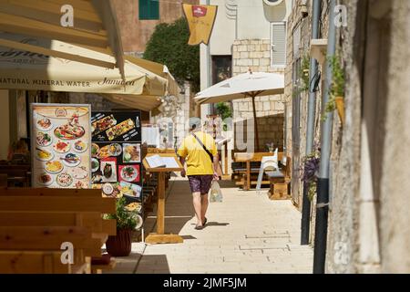 Historische Gasse mit vielen Restaurants in der Altstadt von Rab in Kroatien Stockfoto