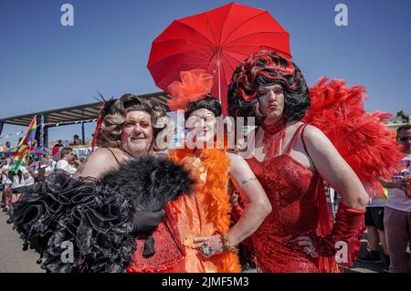 East Sussex, Großbritannien. 6.. August 2022. Brighton und Hove Pride 2022. Tausende nehmen an der jährlichen LGBT+-Feier von Hove Lawns zum Preston Park Teil. Kredit: Guy Corbishley/Alamy Live Nachrichten Stockfoto
