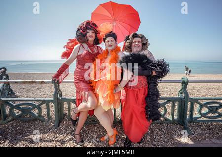 East Sussex, Großbritannien. 6.. August 2022. Brighton und Hove Pride 2022. Tausende nehmen an der jährlichen LGBT+-Feier von Hove Lawns zum Preston Park Teil. Kredit: Guy Corbishley/Alamy Live Nachrichten Stockfoto