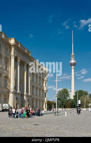 Touristikgruppe vor dem Humboldt Forum in Berlin. Im Hintergrund der Fernsehturm. Stockfoto