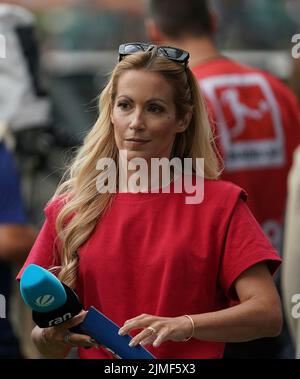 5.. August 2022, Deutsche Bank Park, Frankfurt, GER, 1. FBL, Eintracht Frankfurt vs FC Bayern München, DFL-Vorschriften verbieten die Verwendung von Fotografien als Bildsequenzen und/oder quasi-Video. Im Bild Moderatorin Andrea Kaiser Stockfoto