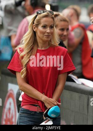 5.. August 2022, Deutsche Bank Park, Frankfurt, GER, 1. FBL, Eintracht Frankfurt vs FC Bayern München, DFL-Vorschriften verbieten die Verwendung von Fotografien als Bildsequenzen und/oder quasi-Video. Im Bild Moderatorin Andrea Kaiser Stockfoto