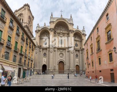 Granada Spanien - 09 14 2021: Blick an der Fassade auf die Kathedrale von Granada oder die Kathedrale der Menschwerdung, Catedral de Granada, Santa Iglesia Cate Stockfoto