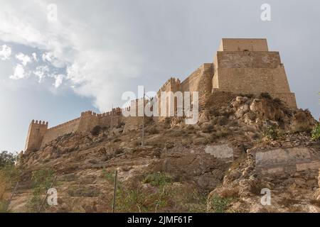 Almeria Spanien - 09 14 2021: Panorama voll- und Hauptansicht an der Außenfassade der Alcazaba von Almería, Alcazaba y Murallas del Cerro de San Crist Stockfoto