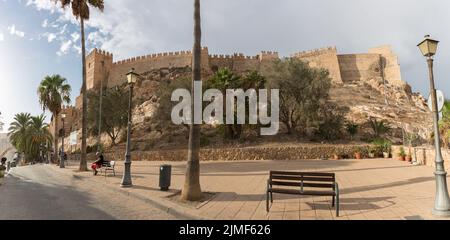 Almeria Spanien - 09 14 2021: Panorama voll- und Hauptansicht an der Außenfassade der Alcazaba von Almería, Alcazaba y Murallas del Cerro de San Crist Stockfoto