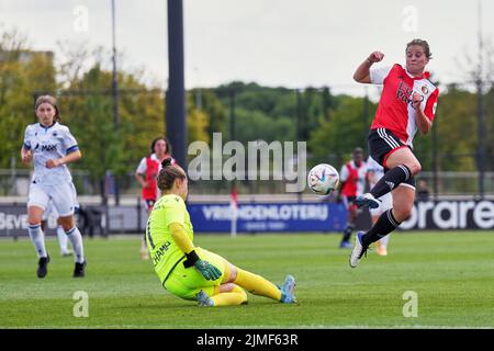 Rotterdam - Torhüterin Femke Schamp vom Club Brugge Vrouwen 1, Isa Kagenaar von Feyenoord Vrouwen 1 während des Spiels zwischen Freundinnen: Feyenoord Vrouwen 1 gegen Club Brugge V1 in Nieuw Varkenoord am 6. August 2022 in Rotterdam, Niederlande. (Box-to-Box-Bilder/Yannick Verhoeven) Stockfoto