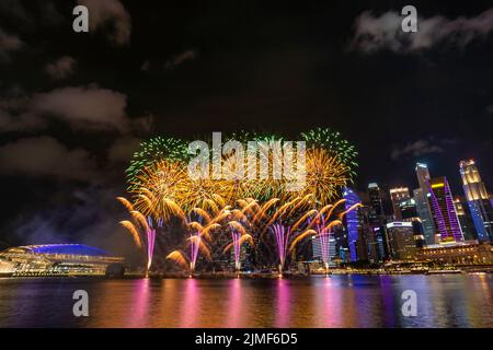 Feuerwerk in Singapur in Marina Bay, buntes Neujahrsfeuerwerk Stockfoto