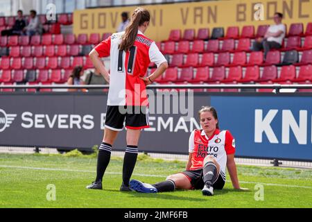 Rotterdam - Juli Schneijderberg von Feyenoord Vrouwen 1, Isa Kagenaar von Feyenoord Vrouwen 1 während des Spiels zwischen Friendly: Feyenoord Vrouwen 1 gegen Club Brugge V1 in Nieuw Varkenoord am 6. August 2022 in Rotterdam, Niederlande. (Box-to-Box-Bilder/Yannick Verhoeven) Stockfoto