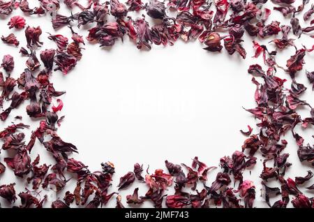 Ansicht von oben Trocken Hibiscus Blüten Rahmen auf weißem Hintergrund closeup Stockfoto
