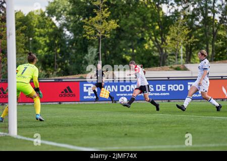 Rotterdam - Torhüterin Femke Schamp vom Club Brugge Vrouwen 1, Juli Schneijderberg von Feyenoord Vrouwen 1 während des Spiels zwischen Freundinnen: Feyenoord Vrouwen 1 gegen Club Brugge V1 in Nieuw Varkenoord am 6. August 2022 in Rotterdam, Niederlande. (Box-to-Box-Bilder/Yannick Verhoeven) Stockfoto