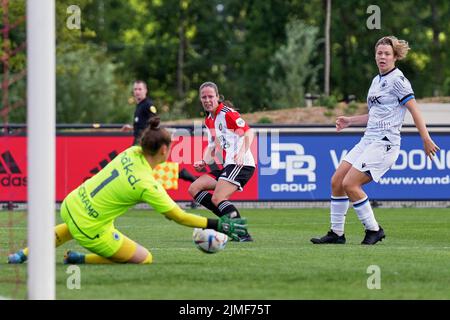 Rotterdam - Torhüterin Femke Schamp vom Club Brugge Vrouwen 1, Juli Schneijderberg von Feyenoord Vrouwen 1, Caitlin Lievens vom Club Brugge Vrouwen 1 während des Spiels zwischen Freundinnen: Feyenoord Vrouwen 1 V Club Brugge V1 bei Nieuw Varkenoord am 6. August 2022 in Rotterdam, Niederlande. (Box-to-Box-Bilder/Yannick Verhoeven) Stockfoto