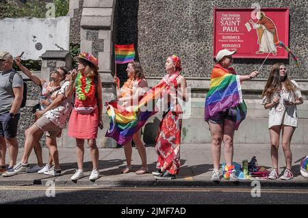 East Sussex, Großbritannien. 6.. August 2022. Brighton und Hove Pride 2022. Tausende nehmen an der jährlichen LGBT+-Feier von Hove Lawns zum Preston Park Teil. Kredit: Guy Corbishley/Alamy Live Nachrichten Stockfoto