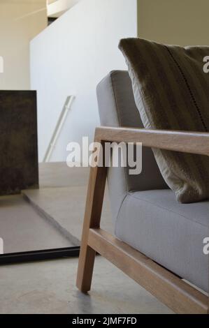 Eine vertikale Aufnahme eines Sessels, dessen Sitz aus Stoff, sehr komfortabel, um sich zu entspannen und den Tag zu genießen Stockfoto