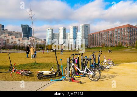 Viele Fahrräder und Motorroller sind im Stadtlandschaftspark geparkt Stockfoto