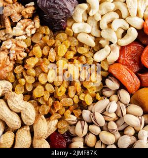 Flache Ansicht auf verschiedene getrocknete Früchte und Nüsse. Gesunde vegetarische Ernährung Konzept Stockfoto