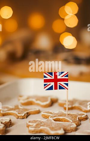 Britisches Weihnachts- und Weihnachtsbackkonzept. Union Jack Flagge von Großbritannien und Lebkuchenmänner Kekse in der Küche in en Stockfoto