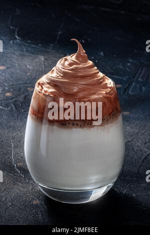 Dalgona kalter Kaffee. Trendiges koreanisches Getränk mit Instantkaffee und Creme Stockfoto