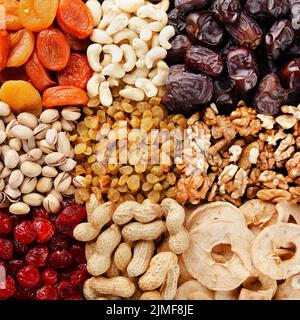 Flache Ansicht auf verschiedene getrocknete Früchte und Nüsse. Gesunde vegetarische Ernährung Konzept Stockfoto