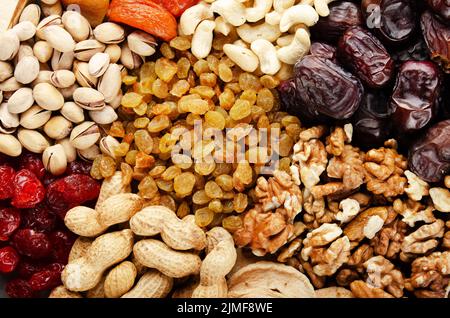 Flache Ansicht auf verschiedene getrocknete Früchte und Nüsse. Gesunde vegetarische Ernährung Konzept Stockfoto