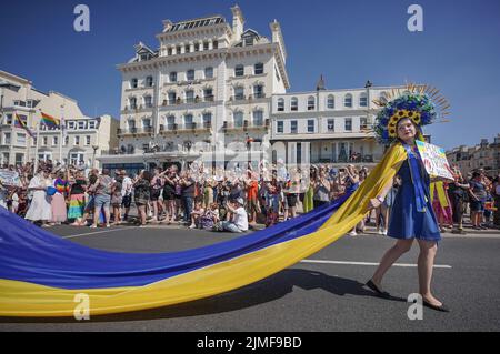 East Sussex, Großbritannien. 6.. August 2022. Brighton und Hove Pride 2022. Britisch-ukrainische Bürger nehmen an der jährlichen LGBT+-Feier vom Hove Lawns zum Preston Park Teil. Kredit: Guy Corbishley/Alamy Live Nachrichten Stockfoto