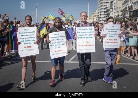 East Sussex, Großbritannien. 6.. August 2022. Brighton und Hove Pride 2022. Der Menschenrechtsaktivistin Peter Tatchell (2. rechts) nimmt an der Parade Teil, während Tausende an der jährlichen LGBT+-Feier von Hove Lawns zum Preston Park teilnehmen. Kredit: Guy Corbishley/Alamy Live Nachrichten Stockfoto