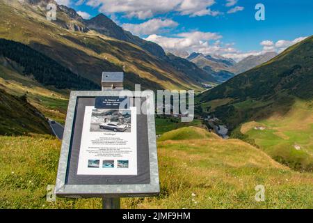 Der steile und kurvenreiche Furka-Pass führt durch Täler in den Alpen, die die Zentralschweiz mit dem Wallis und dem Berner Oberland - Europa verbinden Stockfoto