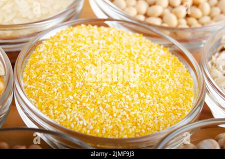 Maiskörner in Glasschüssel auf Holztisch, nicht verderblich, lange Haltbarkeit Food-Konzept Stockfoto