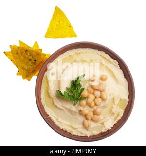 Flache Lay-Ansicht bei Hummus mit Bohnen und grünen Korianderblättern mit Tortilla-Chips beiseite isoliert auf weißem Hintergrund gekrönt. Cli Stockfoto