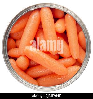 Flach Lay Blick auf geöffnete Dose mit Karotten isoliert Auf weißem Hintergrund Stockfoto