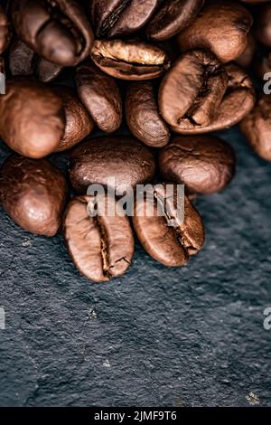 Kaffeebohnen Hintergrund, geröstete Signature Bohne mit reichhaltigem Geschmack, bester Morgengetränk und luxuriöser Mischung Stockfoto