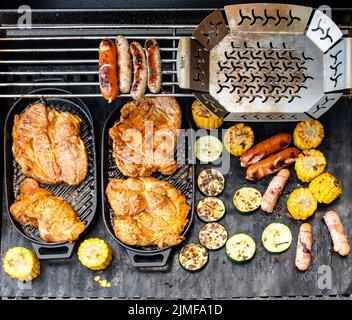 Grill im Freien auf dem Hinterhof. Grillparty. Gegrilltes Fleisch und Gemüse Stockfoto