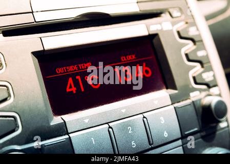Summer hot temperatures. High temperature on car dashboard display. Stockfoto