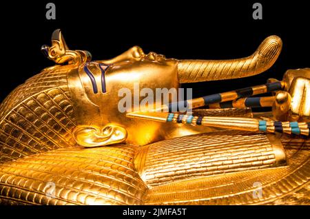 Tutanchamuns goldene Totenmaske auf schwarzem Untergrund. King Tut. Stockfoto