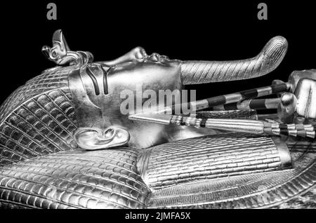 Tutanchamuns Totenmaske auf schwarzem Untergrund. King tut schwarz und weiß Stockfoto