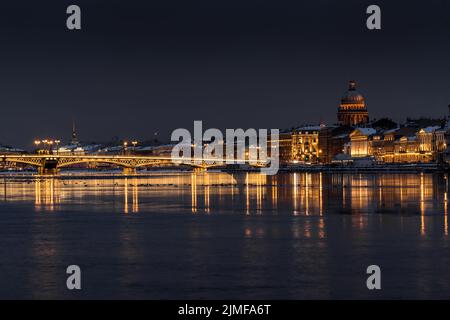 Die Panoramabilder der Winternachtstadt Sankt Petersburg mit malerischen Spiegelungen auf dem Wasser, die Isaakskathedrale auf dem Backgro Stockfoto