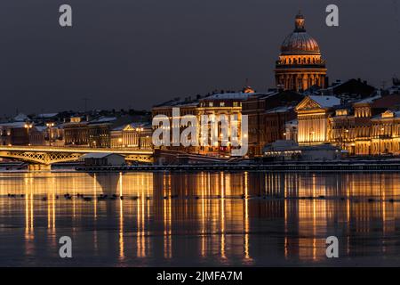 Die Panoramabilder der Winternachtstadt Sankt Petersburg mit malerischen Spiegelungen auf dem Wasser, die Isaakskathedrale auf dem Backgro Stockfoto