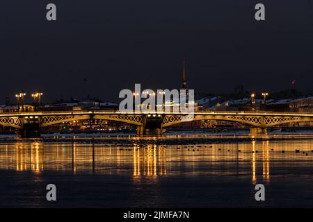 Die Panoramabilder der Winternachtstadt Sankt Petersburg mit malerischen Spiegelungen auf dem Wasser, die Isaakskathedrale auf dem Backgro Stockfoto