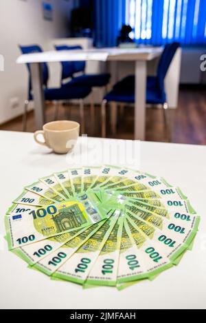 Euro-Bargeld. 100 Banknoten auf weißem Tisch. Papiergeld Stockfoto