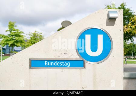 Zugang zur U-Bahn-Station Bundestag am Reichstag in Berlin Stockfoto