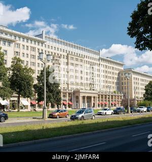 Geschäfte und Apartments in der Karl-Marx-Allee im Zentrum von Berlin Stockfoto