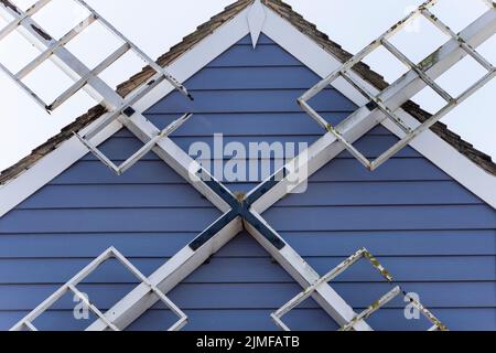 Nahaufnahme der Windmühlensegel auf einem Gebäude in Littlehampton, West Sussex, Großbritannien Stockfoto
