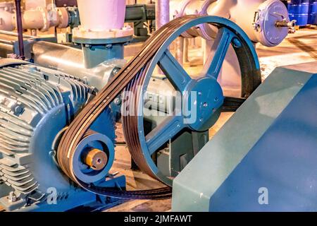 Geräte, Kabel und Rohrleitungen als innerhalb Industriekraftwerk gefunden Stockfoto