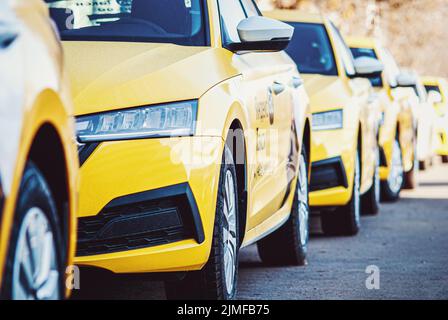 Yandex Taxi gelbe Autos in einer Reihe geparkt, Moskau, 31 Oct 2021 Stockfoto