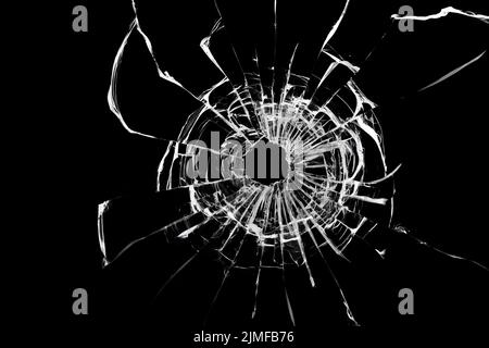 Risse auf gebrochenem Glas, Textur auf schwarzem Hintergrund Stockfoto