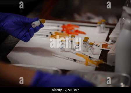 Los Angeles, USA. 25.. Juli 2022. Dosen des Monkeypox-Impfstoffs sind in Chicago, USA, am 25. Juli 2022 abgebildet. Kredit: Vincent Johnson/Xinhua/Alamy Live Nachrichten Stockfoto