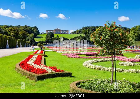 Blick auf den schönen Schlossgarten Schönbrunn. Stockfoto