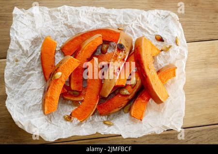 Kürbis Scheiben auf Backpapier Stockfoto