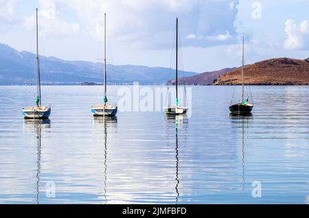 Segelboote im blauen Meer vor der Kulisse von Inseln und Bergen Stockfoto