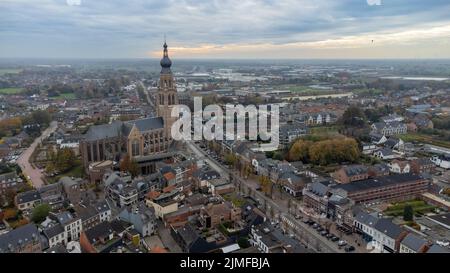 Hoogstraten. Flämische Region. Belgien 11-11-2021. Fragment eines Luftpanoramas der Stadt hoogstraten mit der Spätgotik Stockfoto