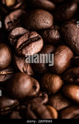 Kaffeebohnen Hintergrund, geröstete Signature Bohne mit reichhaltigem Geschmack, bester Morgengetränk und luxuriöser Mischung Stockfoto